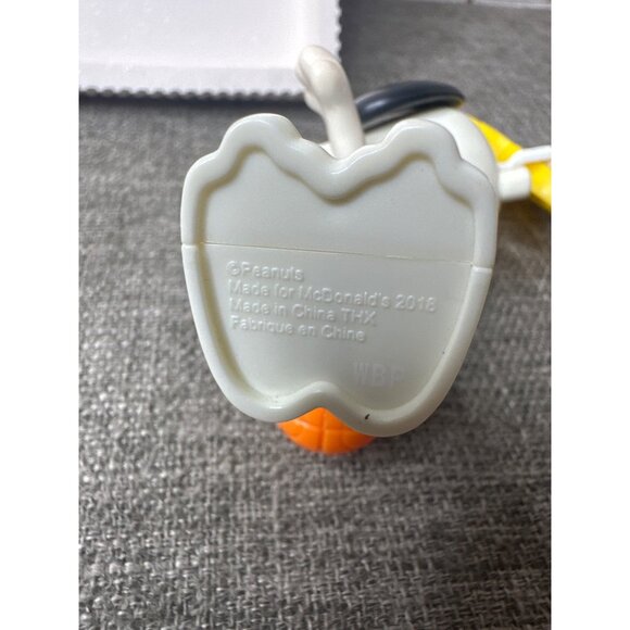 Peanuts Snoopy McDonalds 2018 Toy Figure With Basketball Clip - Picture 4 of 6